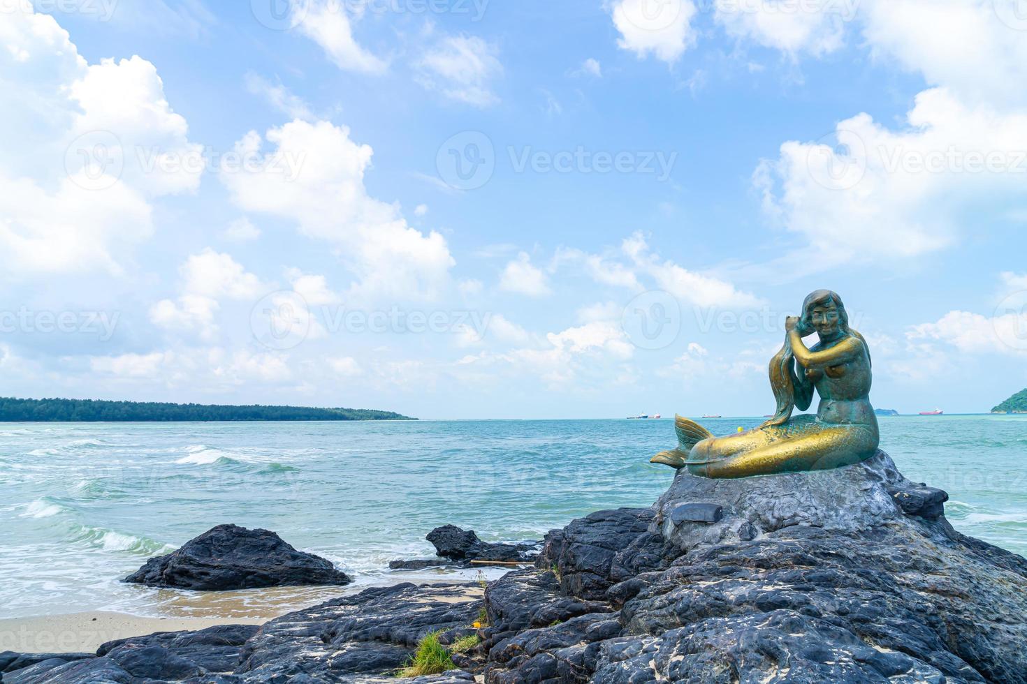 Goldene Meerjungfrau-Statuen am Strand von Samila. Wahrzeichen von Songkla in Thailand. foto