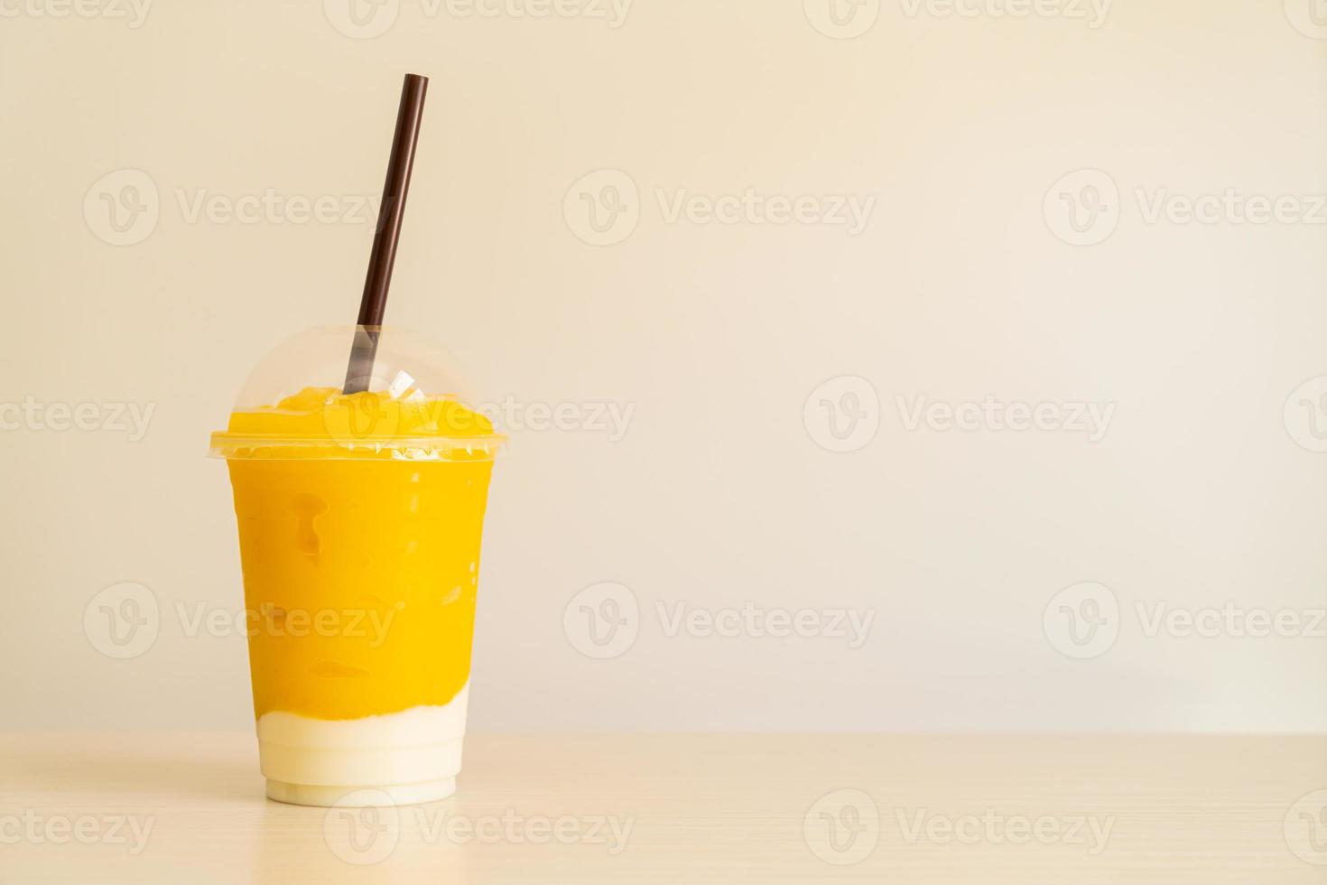 frische Mango-Frucht-Smoothies mit Joghurtglas foto