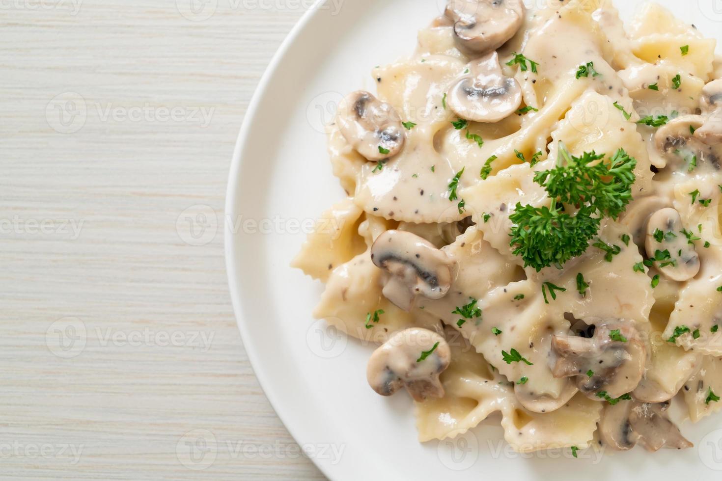 Farfalle-Nudeln mit Champignon-Weiß-Sahne-Sauce - italienische Küche foto