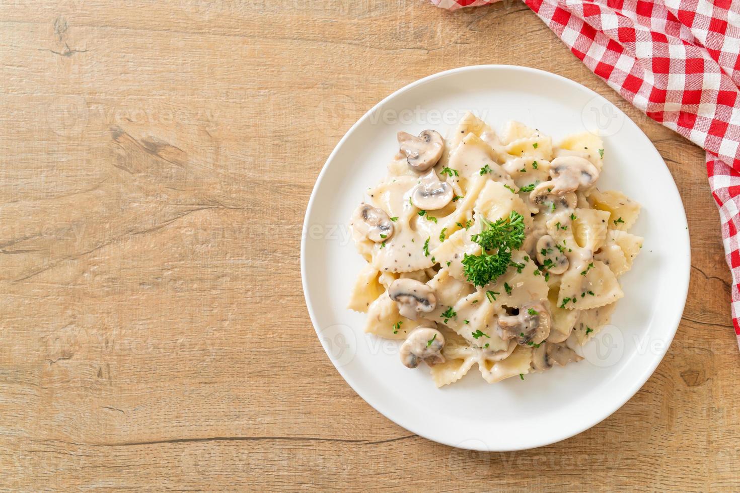 Farfalle-Nudeln mit Champignon-Weiß-Sahne-Sauce - italienische Küche foto