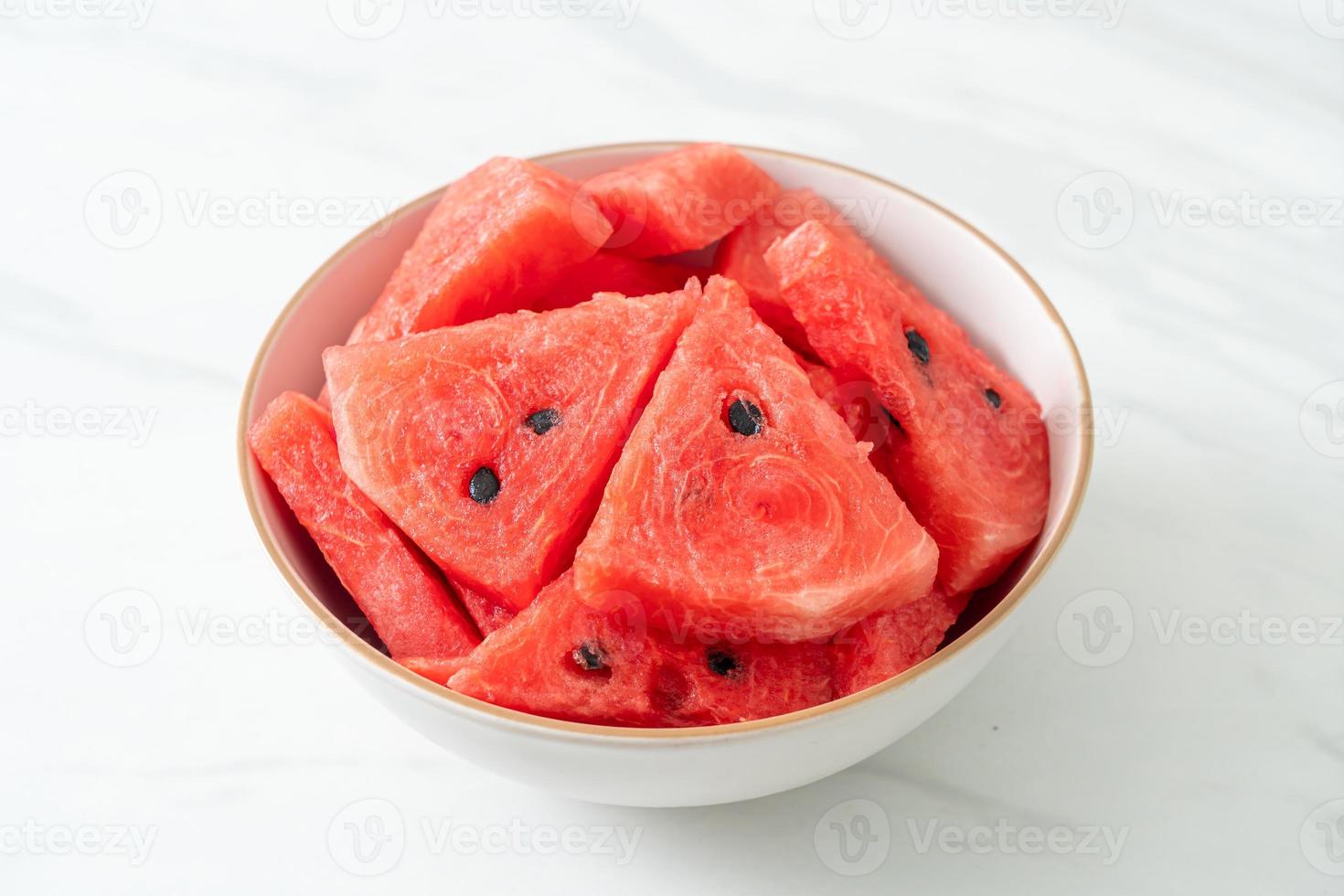frische Wassermelone in Scheiben geschnitten in weißer Schüssel foto