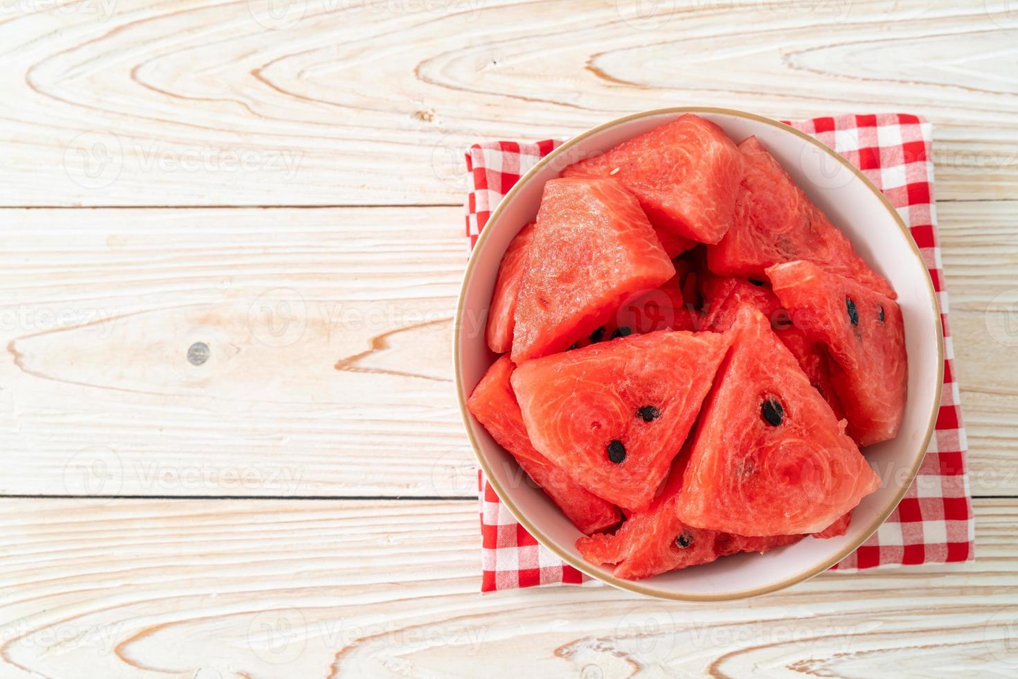 frische Wassermelone in Scheiben geschnitten in weißer Schüssel foto