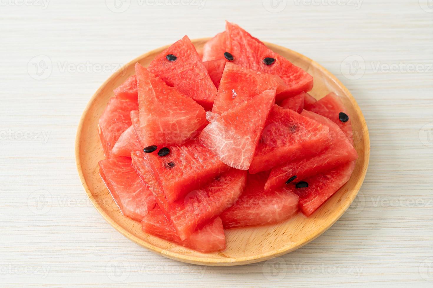 frische Wassermelone auf Holzteller geschnitten foto