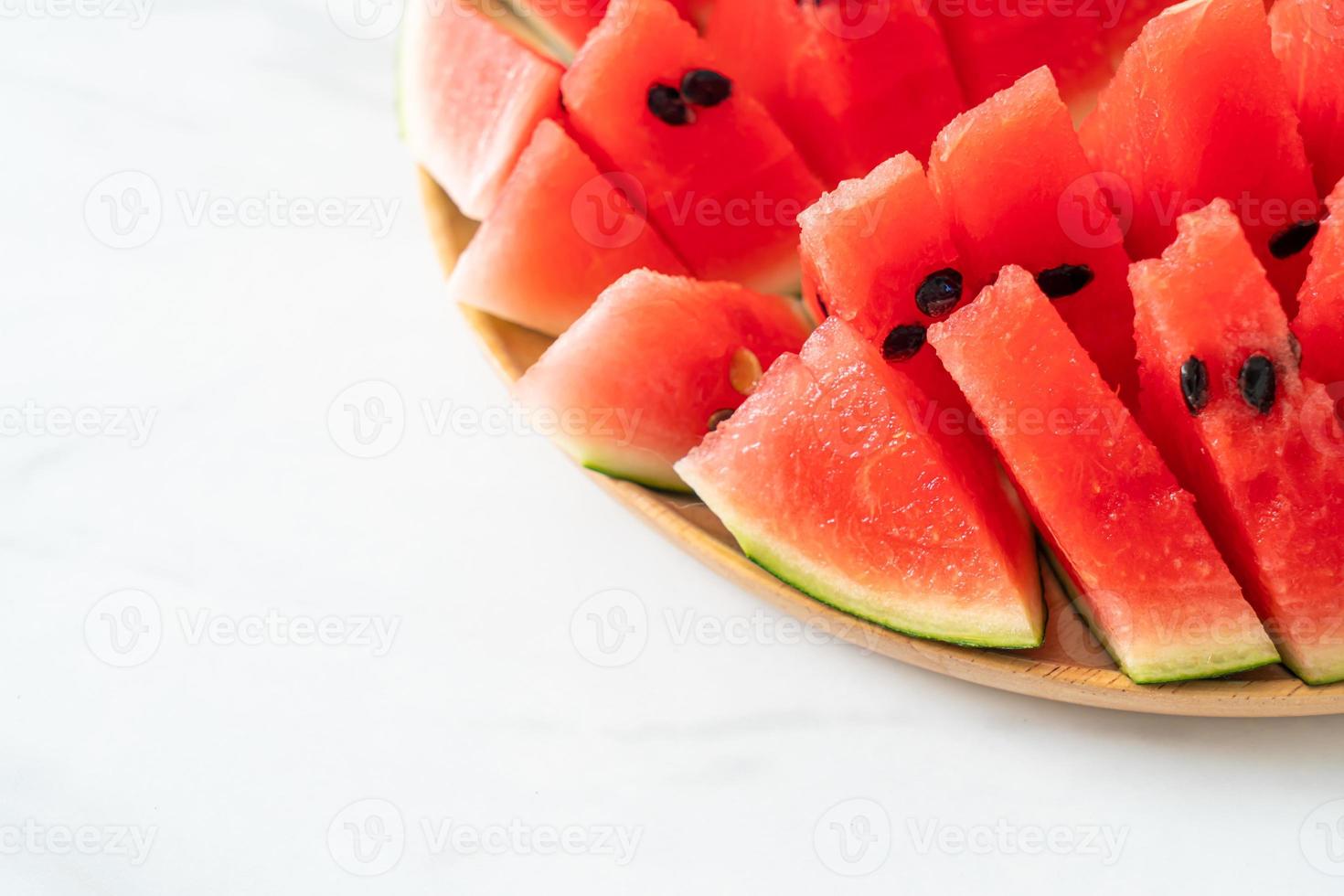 frische Wassermelone auf Holzteller geschnitten foto