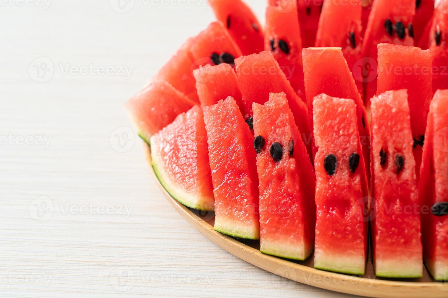 frische Wassermelone auf Holzteller geschnitten foto