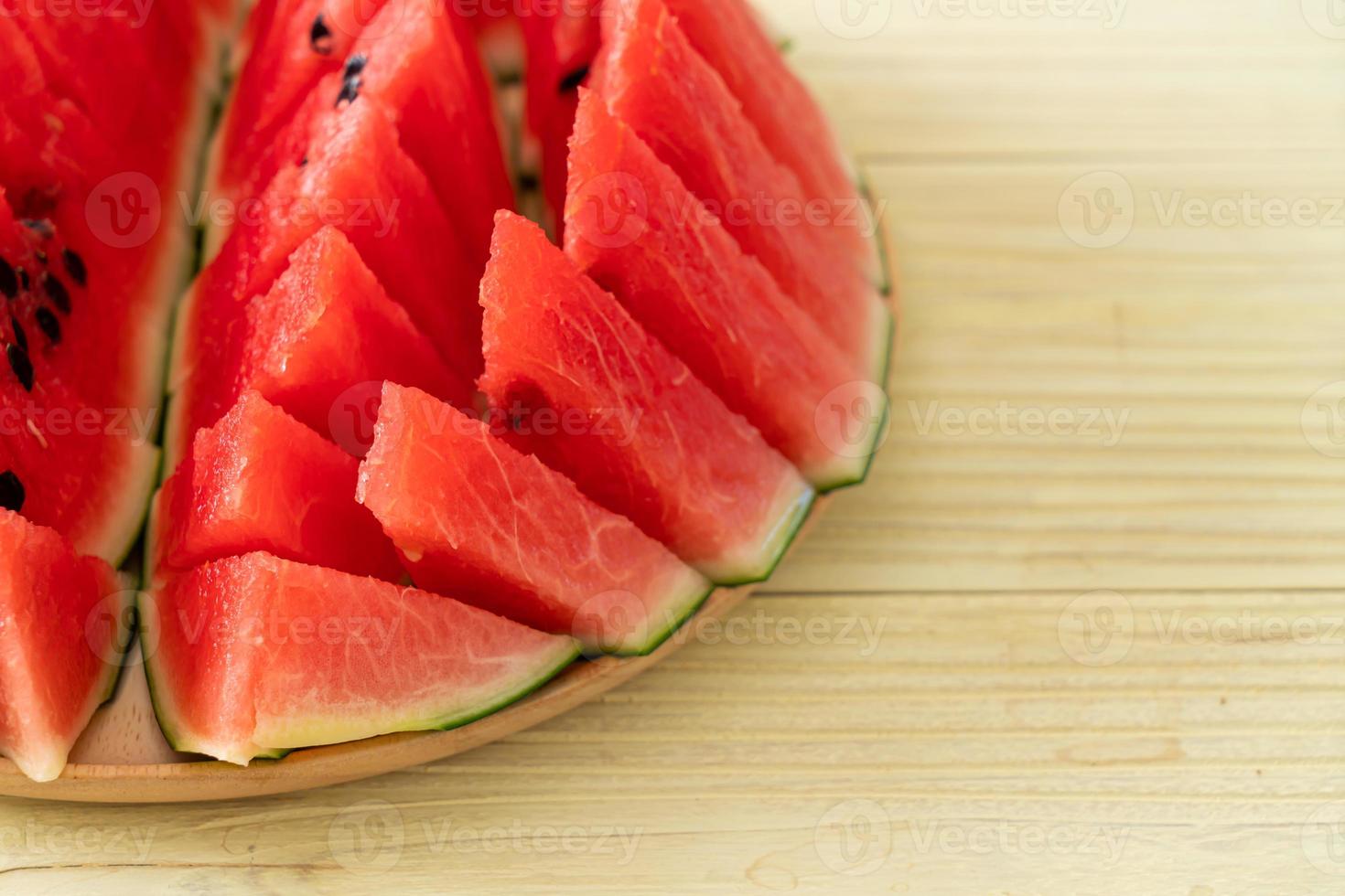 frische Wassermelone auf Holzteller geschnitten foto