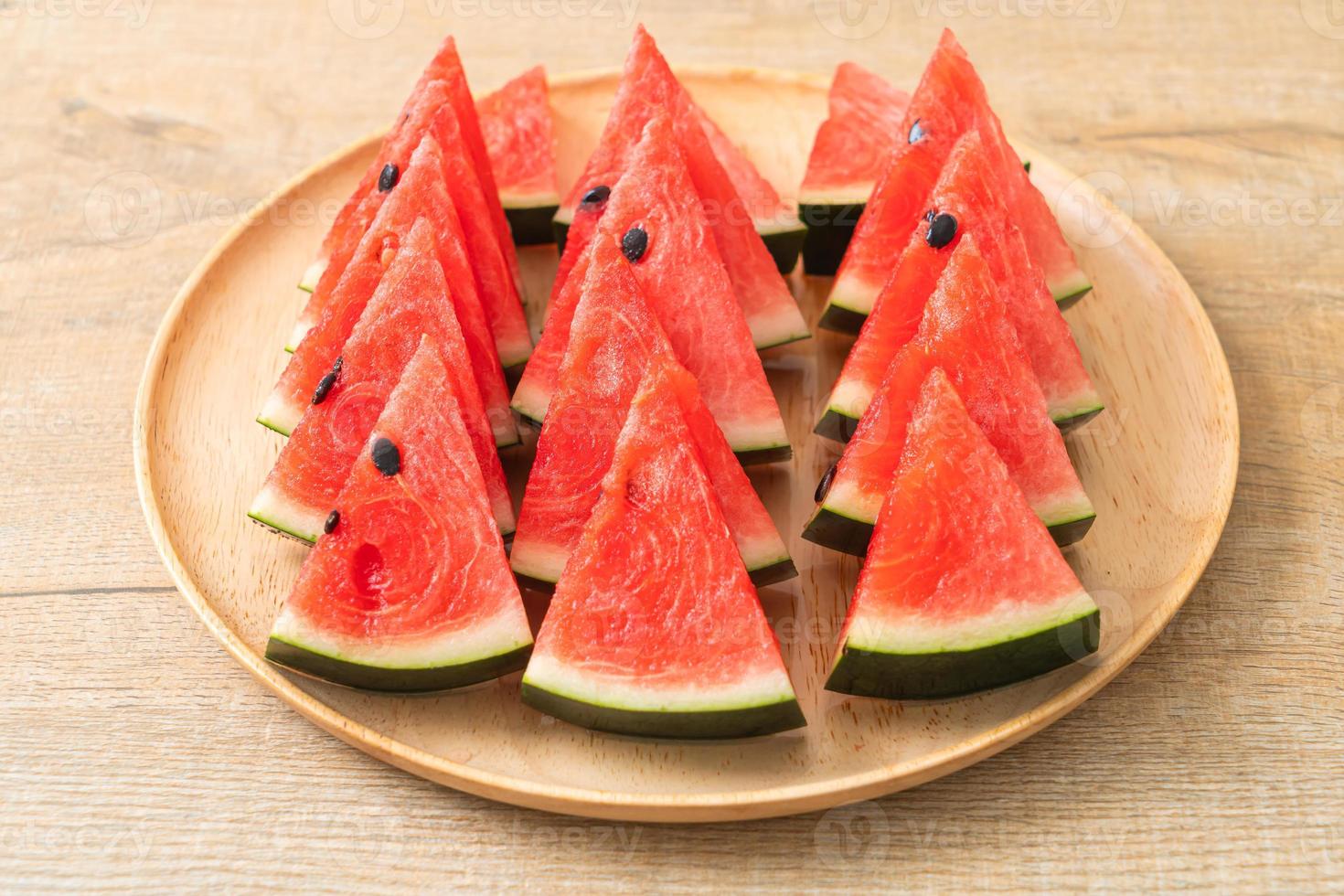 frische Wassermelone auf Holzteller geschnitten foto