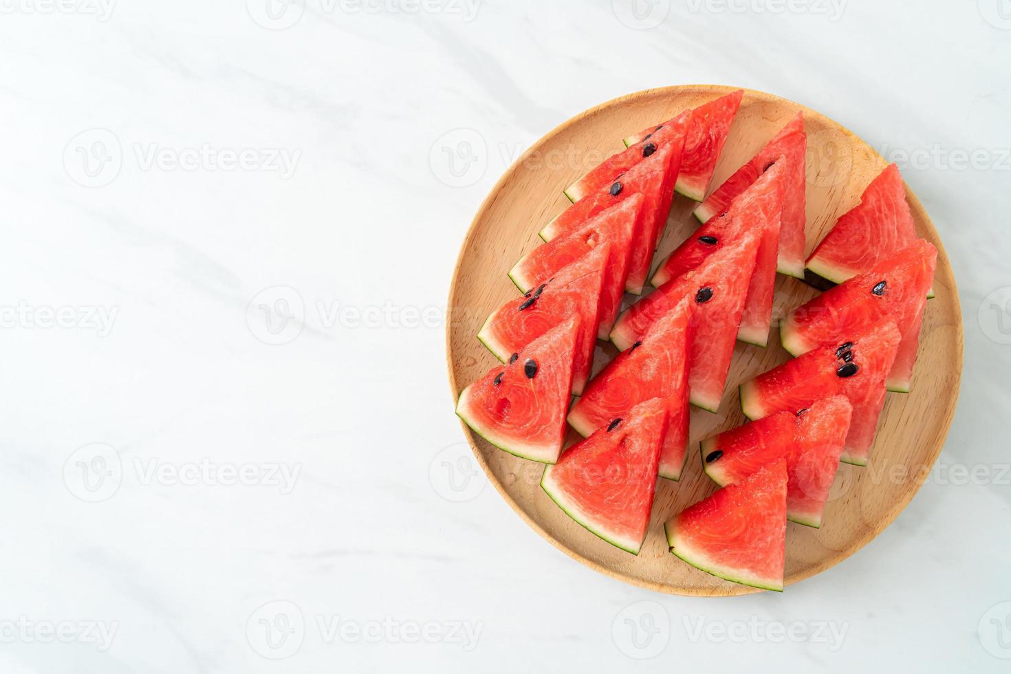 frische Wassermelone auf Holzteller geschnitten foto