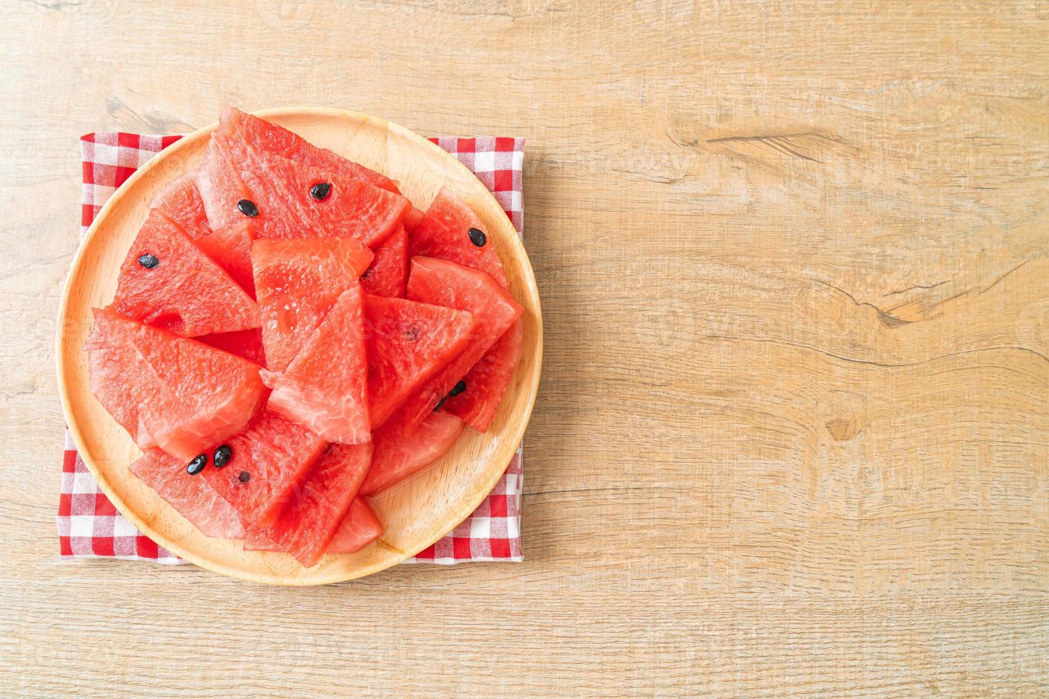 frische Wassermelone auf Holzteller geschnitten foto