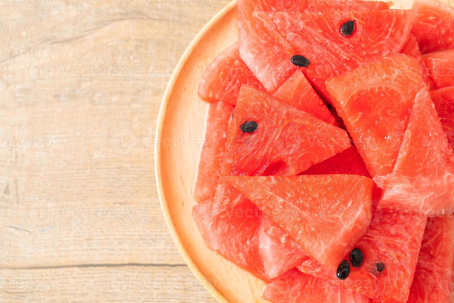 frische Wassermelone auf Holzteller geschnitten foto