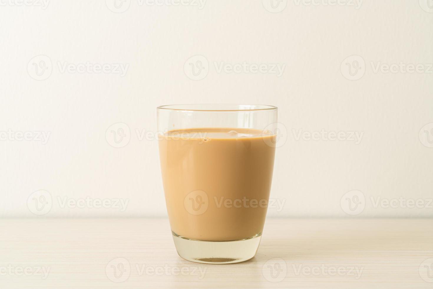 Kaffee Latte Glas mit trinkfertigen Kaffeeflaschen auf dem Tisch foto