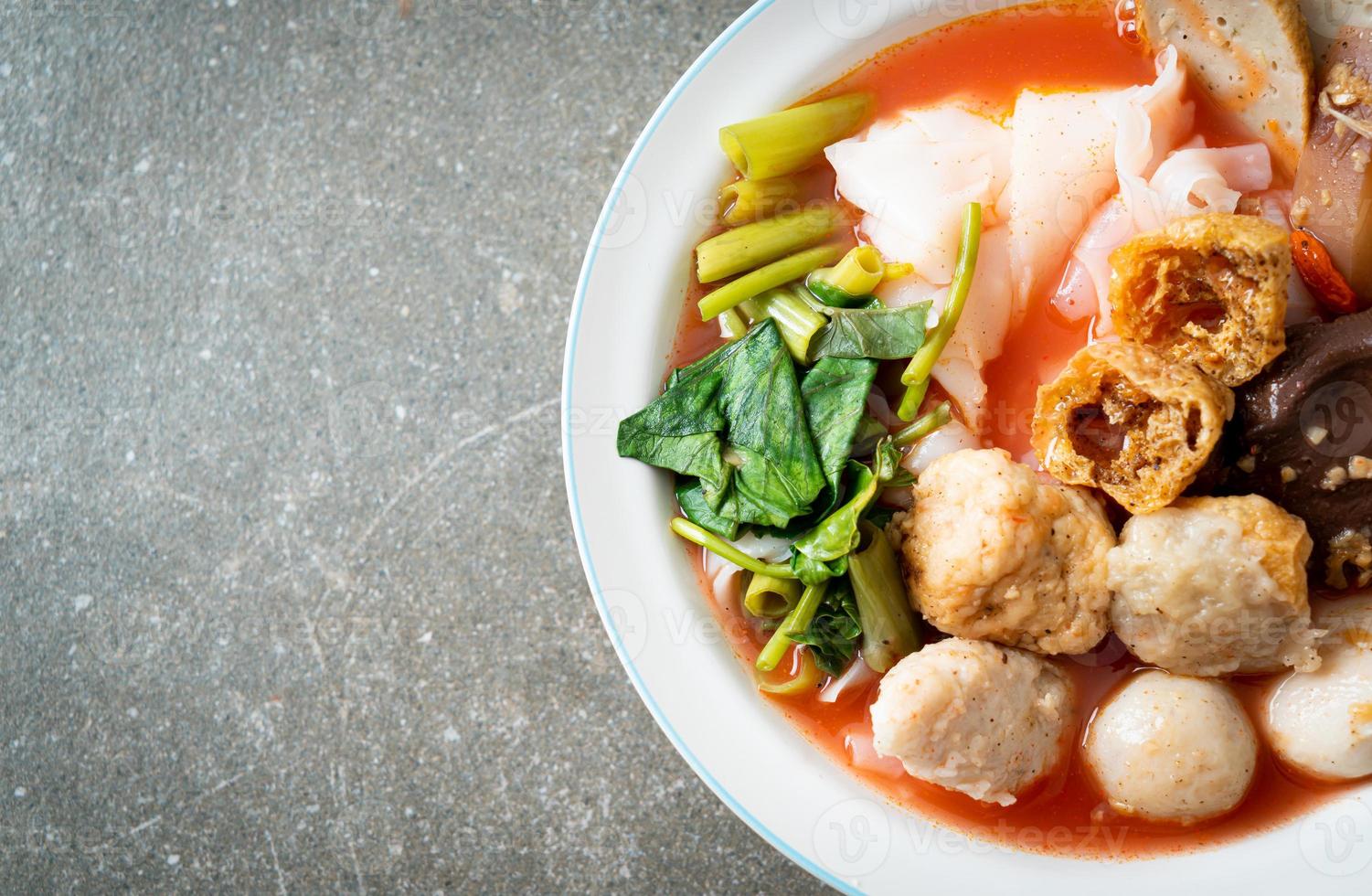 Nudeln mit Fleischbällchen in rosa Suppe oder Yen ta Four Nudeln nach asiatischer Art foto