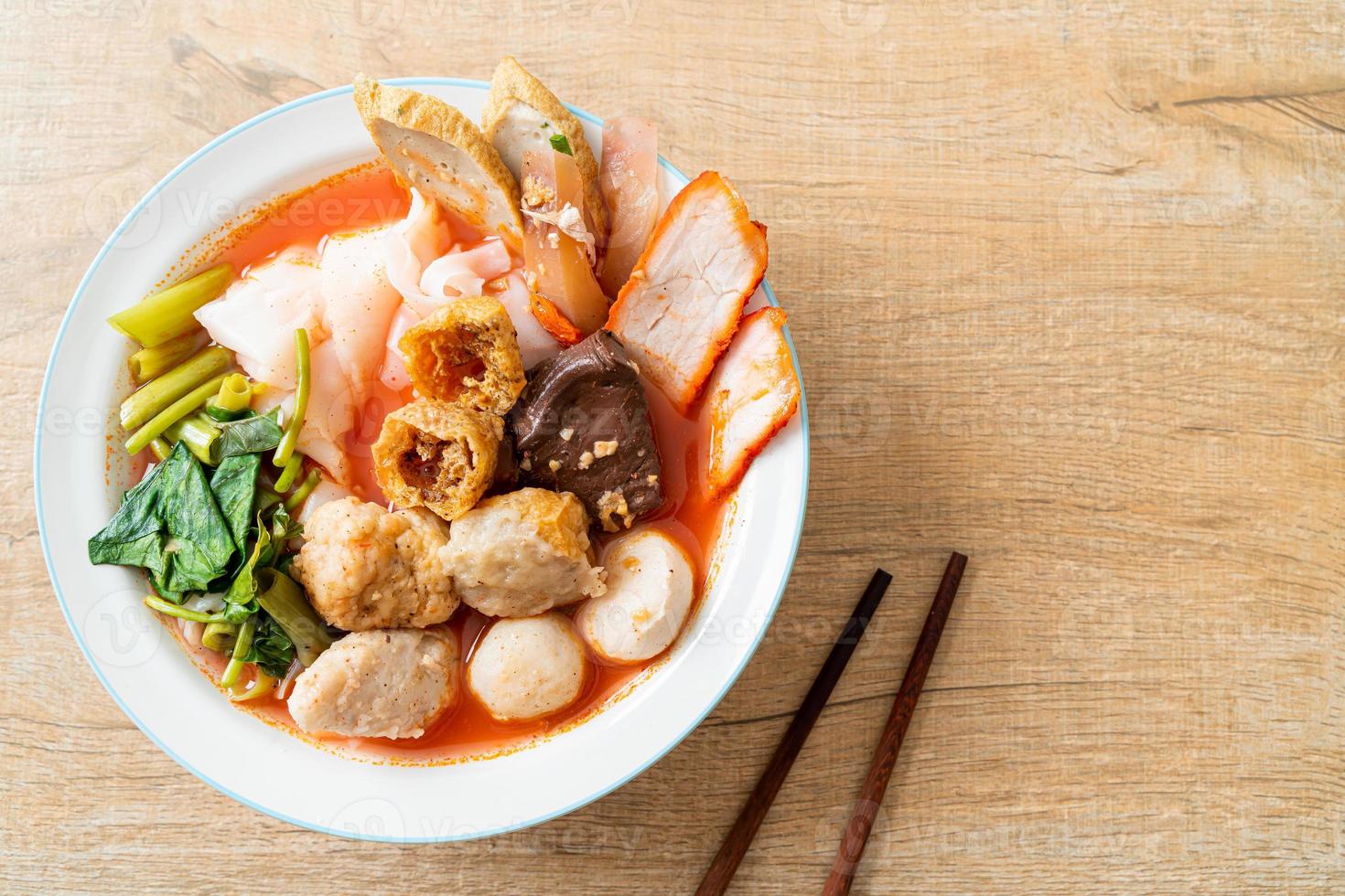 Nudeln mit Fleischbällchen in rosa Suppe oder Yen ta Four Nudeln nach asiatischer Art foto