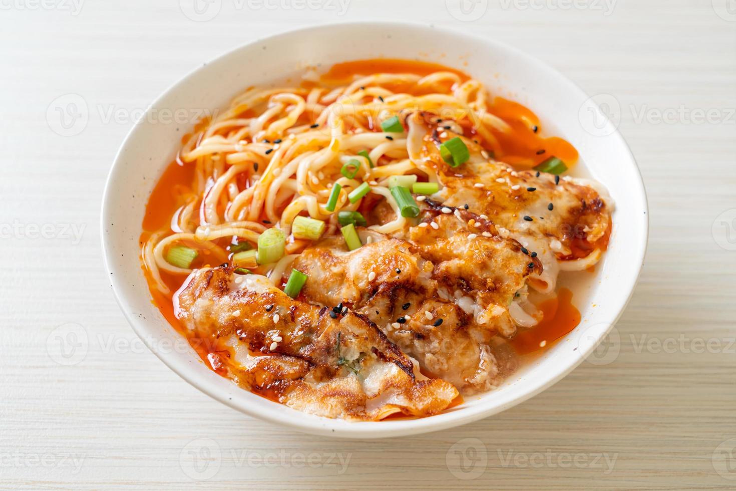 Ramen-Nudeln mit Gyoza oder Schweineknödel - asiatische Küche foto