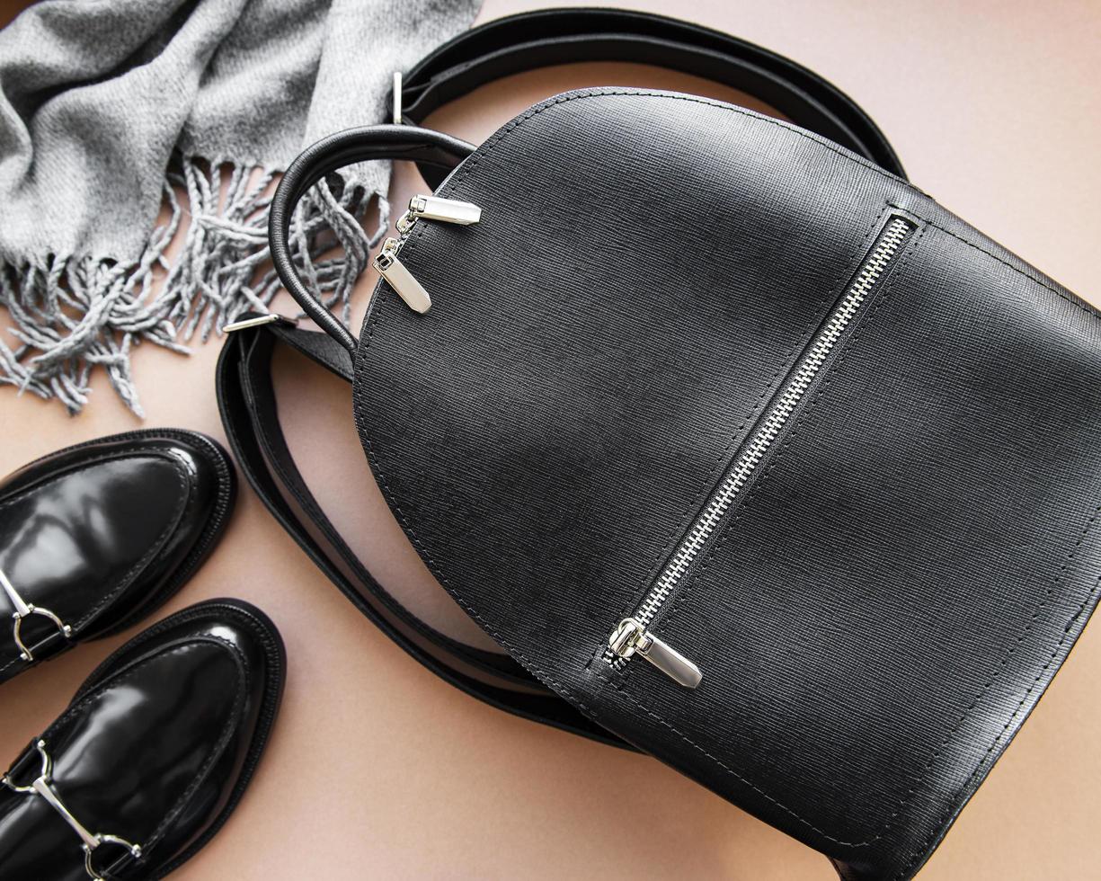 Damen Rucksack, Schuhe und Schal aus schwarzem Leder. foto