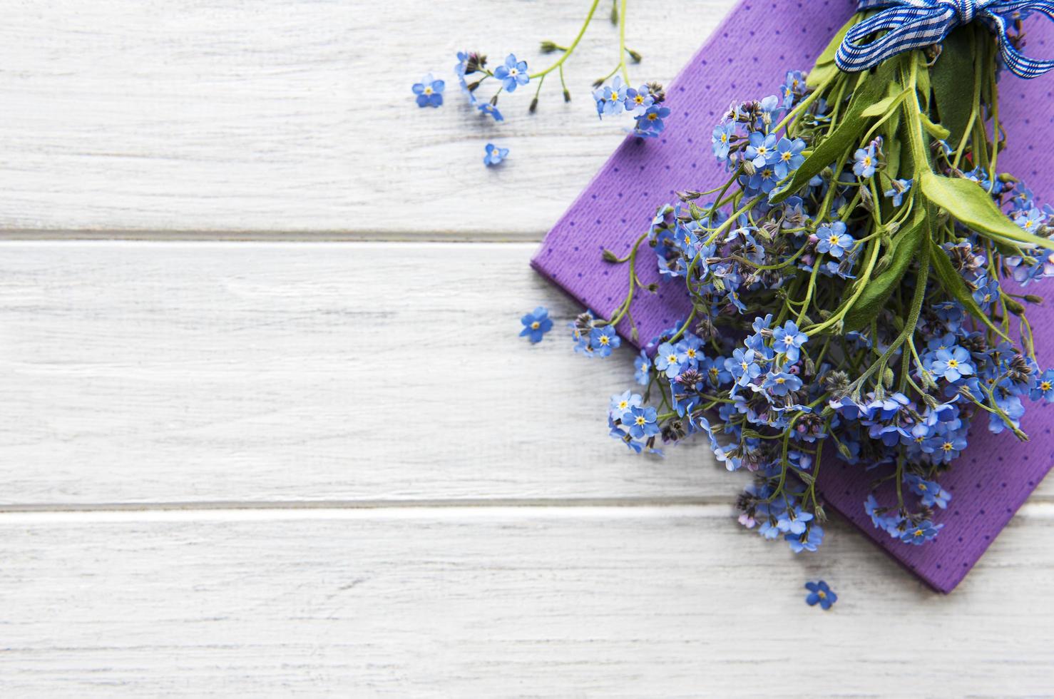 Vergissmeinnicht-Blumen und Notizbuch foto