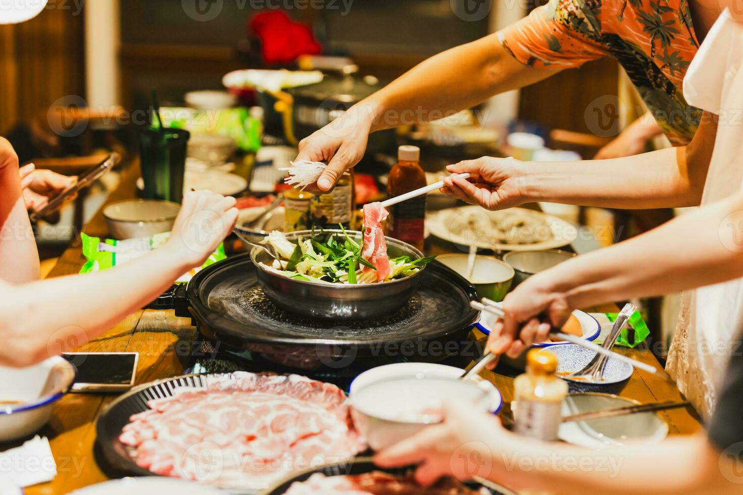 Gruppe von freunde Kochen das Chinesisch Shabu Hotpot beim heim. foto