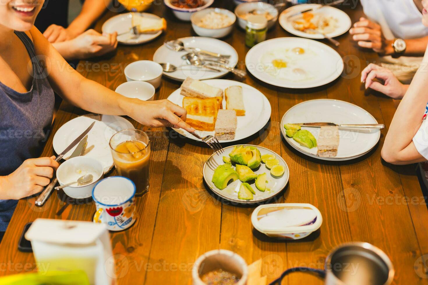Frau Hände halten Gabel Essen ein Avocado Frühstück mit Freunde. foto