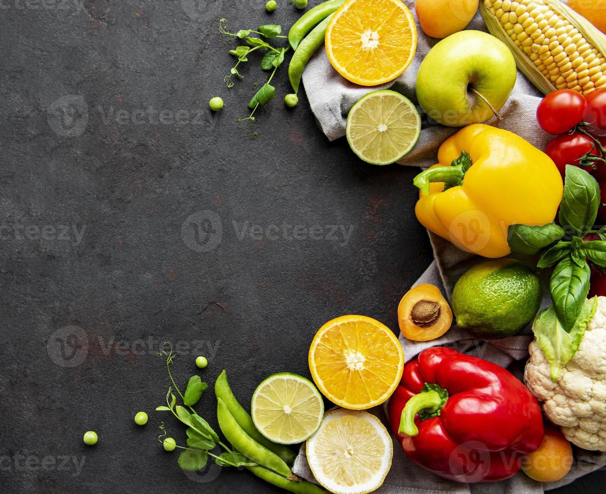 gesundes Essen. Gemüse und Obst auf einem schwarzen Betonhintergrund. foto