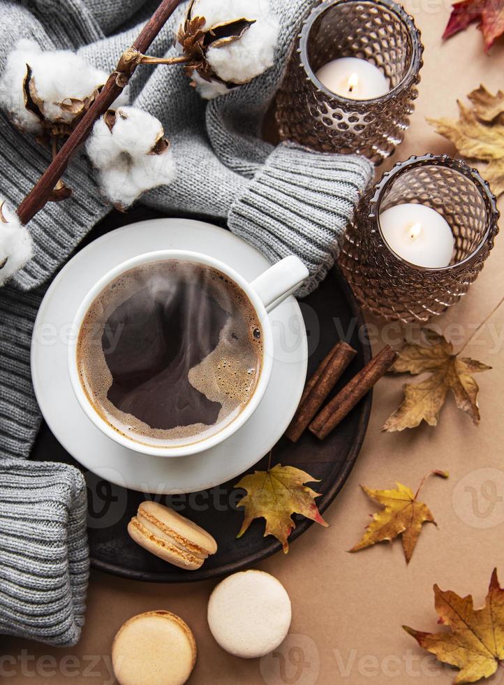 schöne und romantische Herbstkomposition mit Tasse Kaffee foto