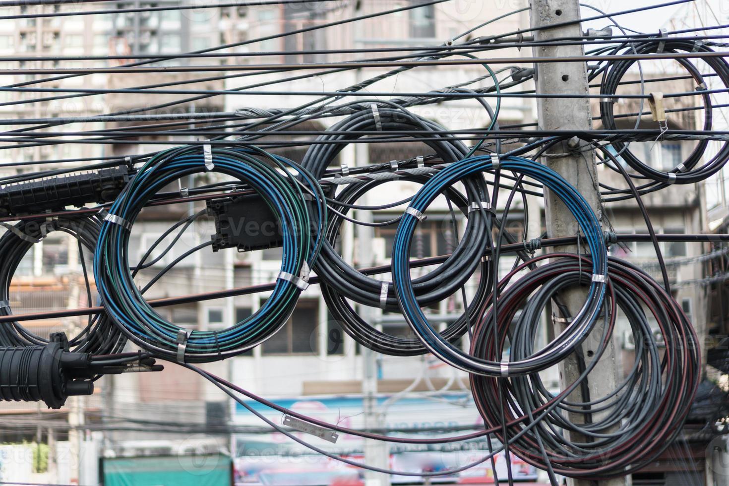 Kabelsalat an den Strommasten in Bangkok, Thailand foto