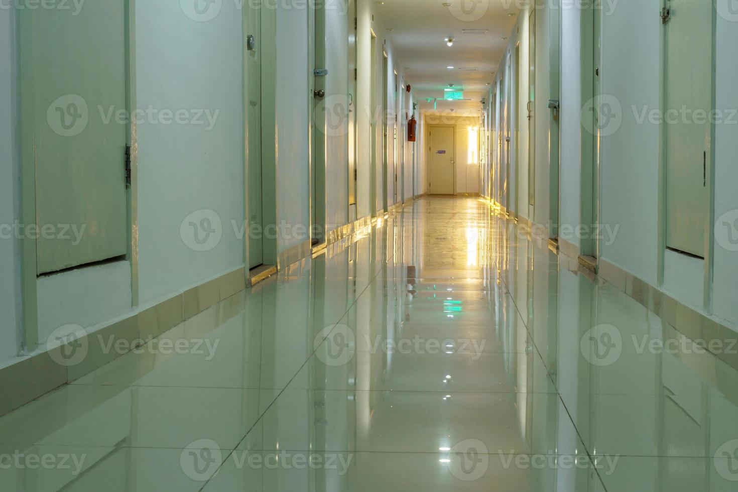 Gehweg in der Wohnung mit Beleuchtung von Sonnenlicht Hintergrund foto