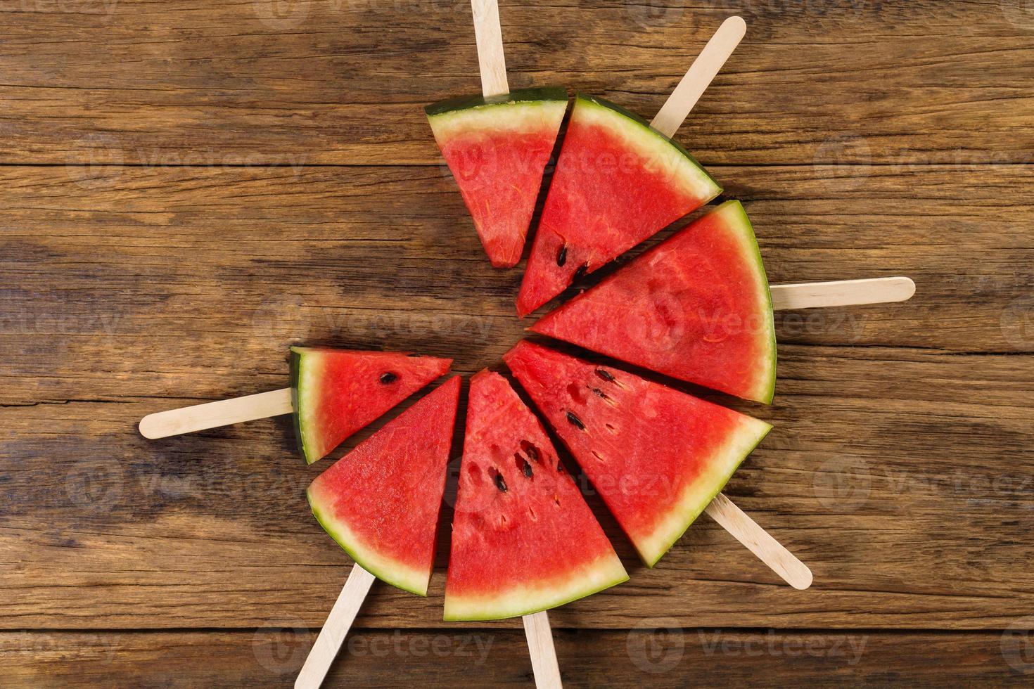 frische Wassermelone auf einem hölzernen Hintergrund, Draufsicht des Essens foto