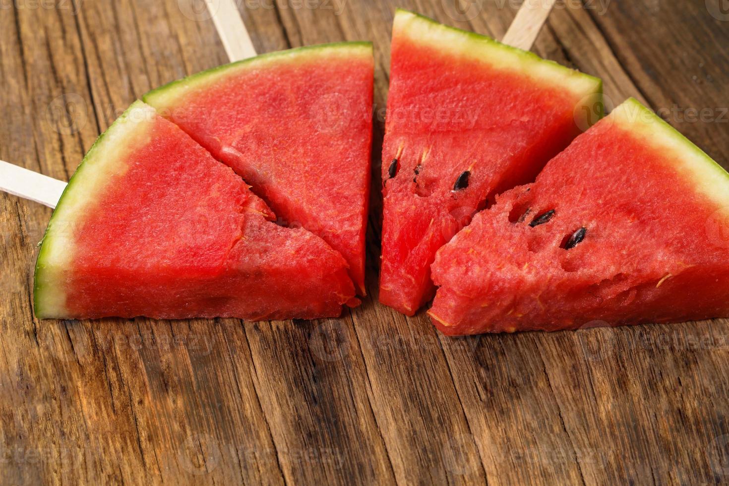 frische Wassermelone auf einem hölzernen Hintergrund, Draufsicht des Essens foto