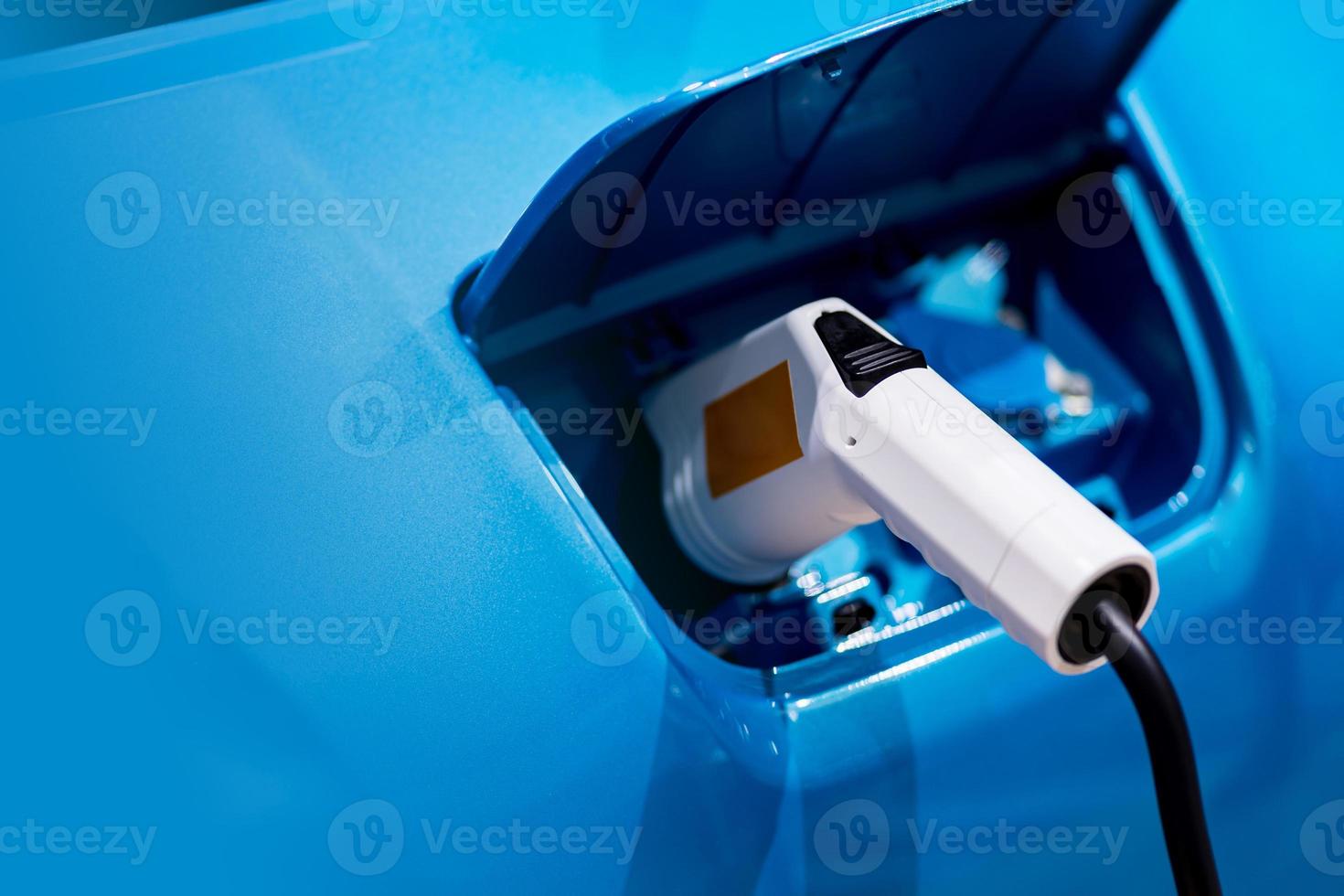 Laden einer Elektroautobatterie Zugang zur Fahrzeugelektrifizierung foto