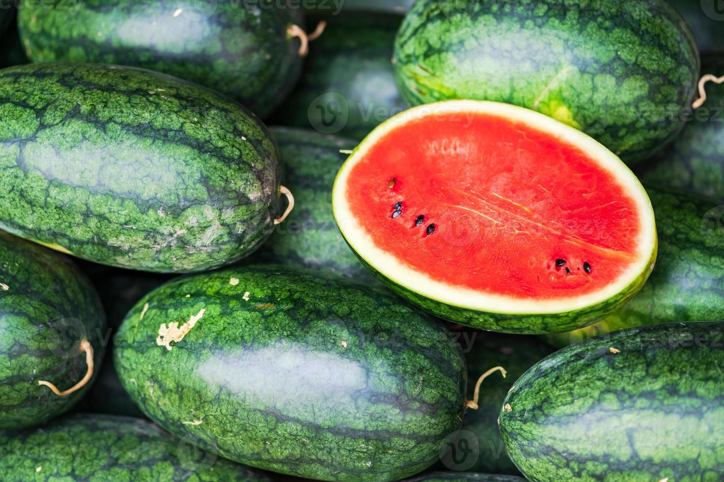 viele große grüne Wassermelonen foto