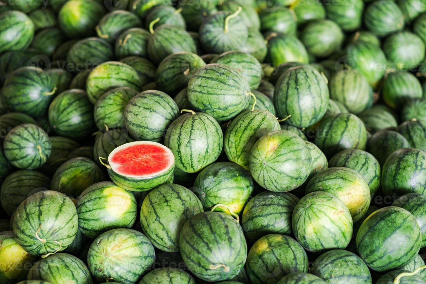 viele große grüne Wassermelonen foto