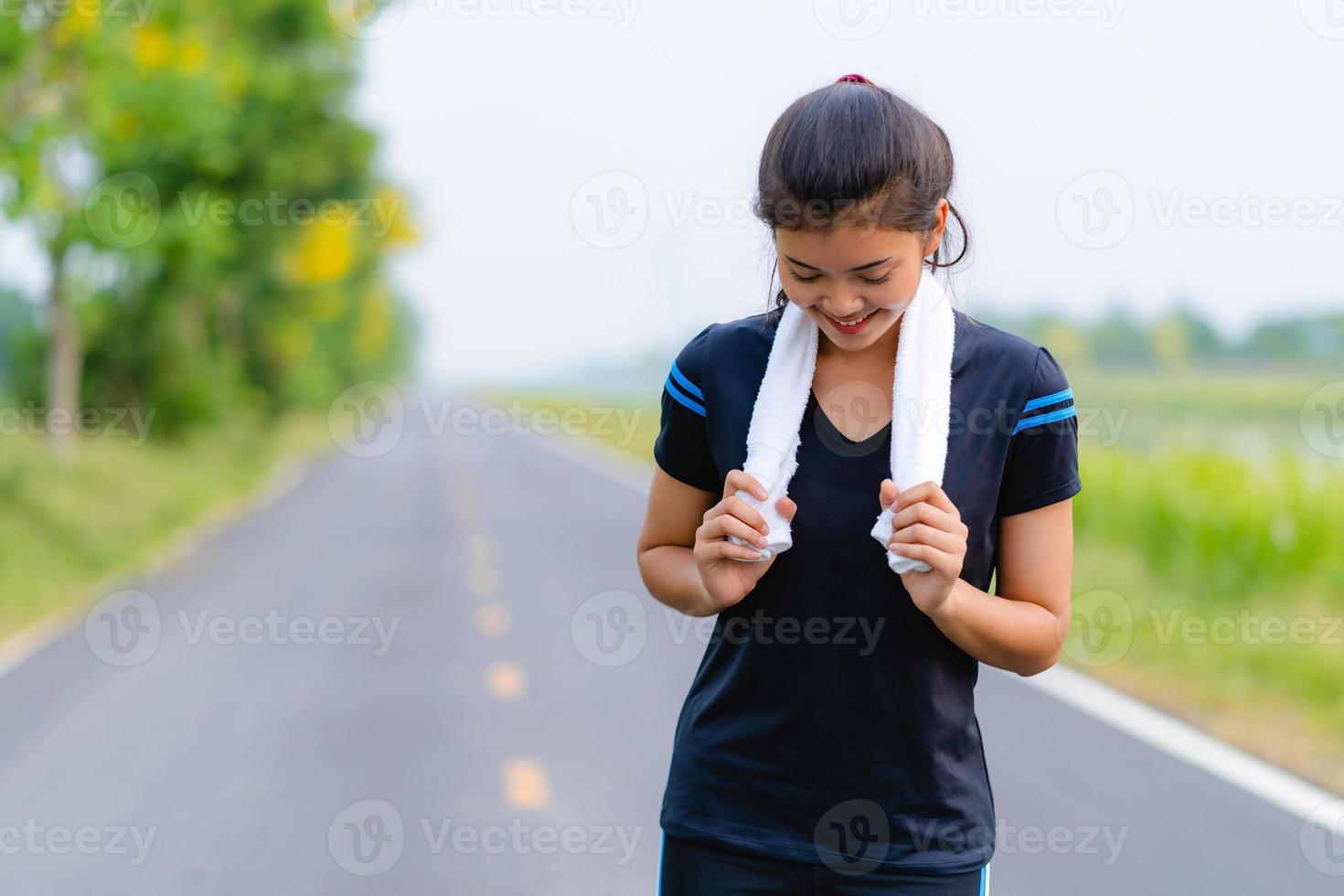 Porträt eines schönen Mädchens in Sportkleidung, das während des Trainings lächelt foto