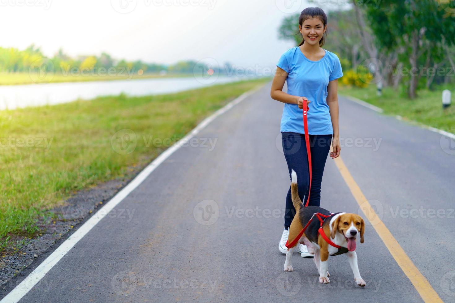 Mädchen im Freien mit ihrem Hund unterwegs foto