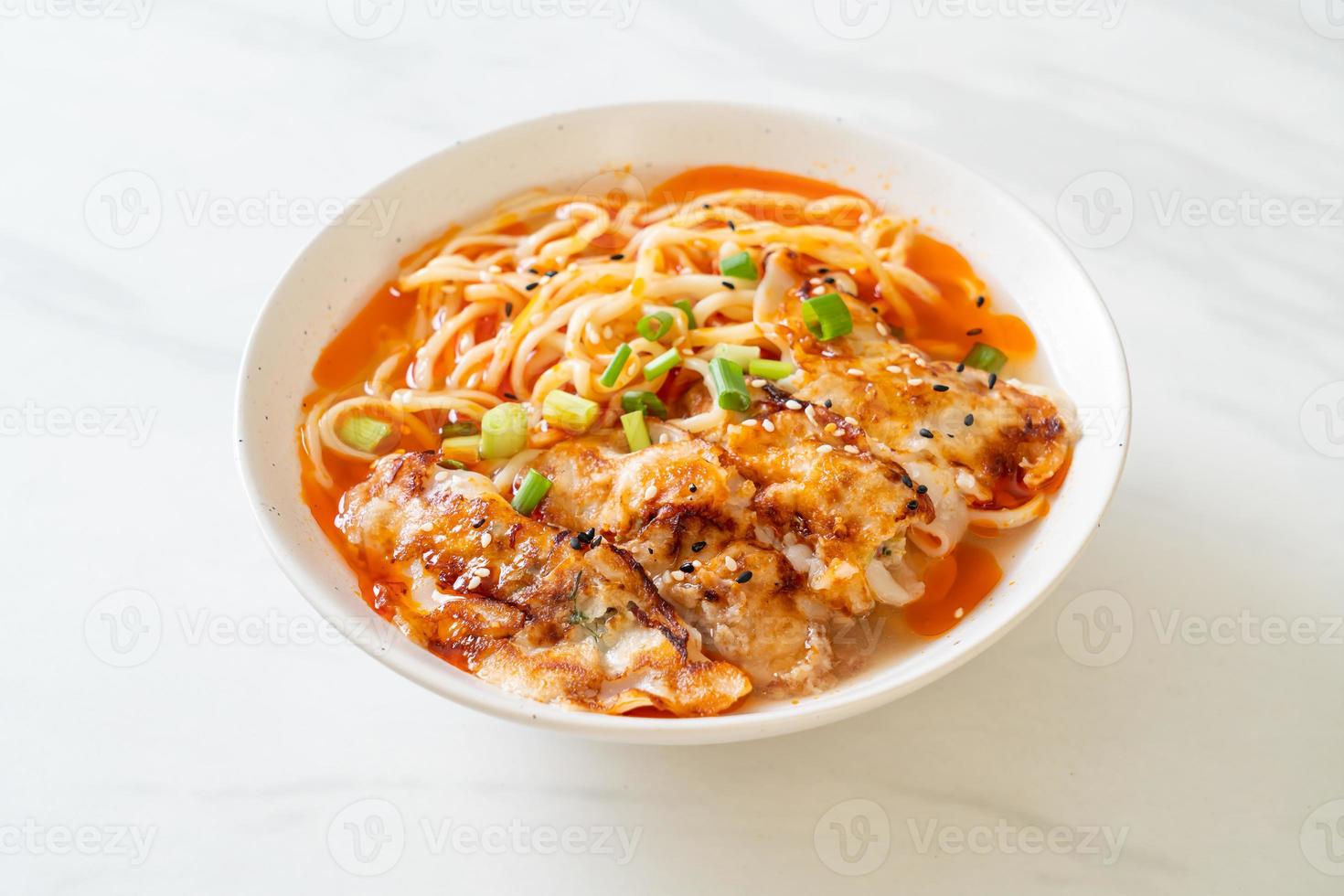 Ramen-Nudeln mit Gyoza oder Schweineknödel - asiatische Küche foto