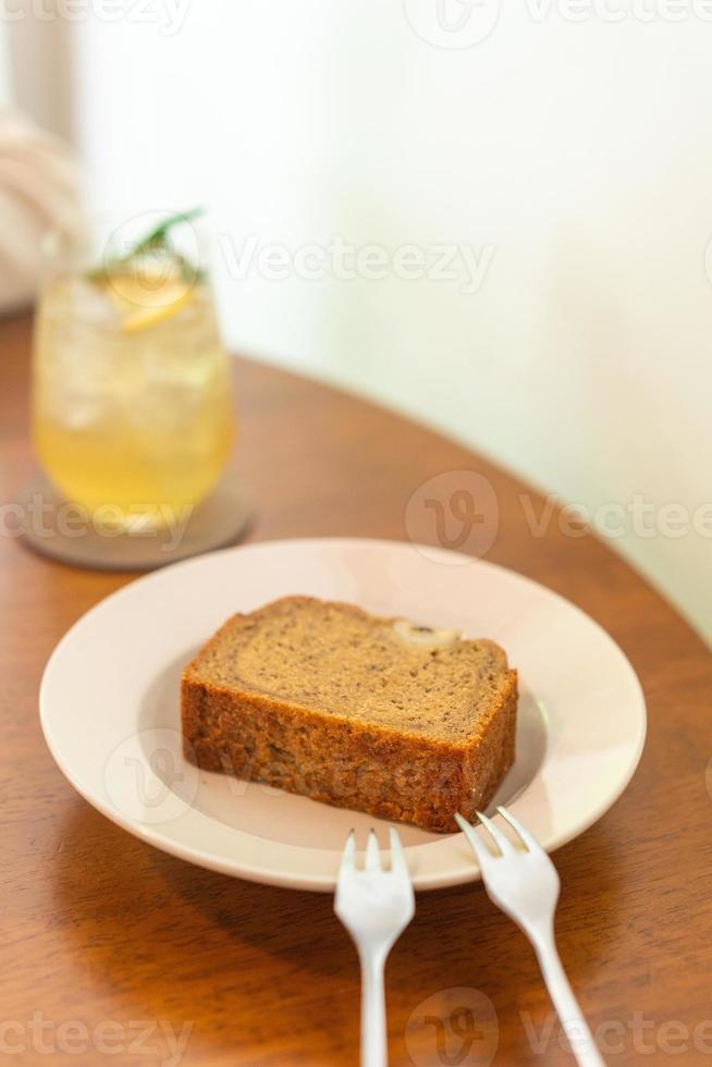 Bananenkuchen auf Teller im Café-Restaurant - weicher selektiver Fokuspunkt foto