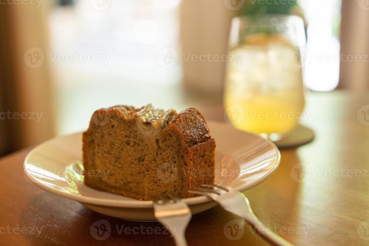 Bananenkuchen auf Teller im Café-Restaurant - weicher selektiver Fokuspunkt foto