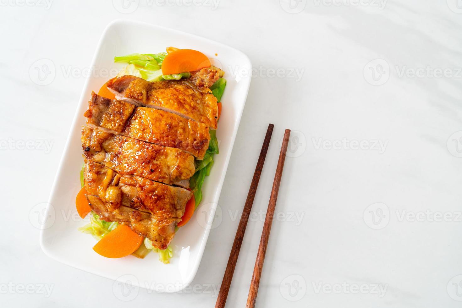 Teppanyaki-Teriyaki-Hähnchensteak mit Kohl und Karotten foto