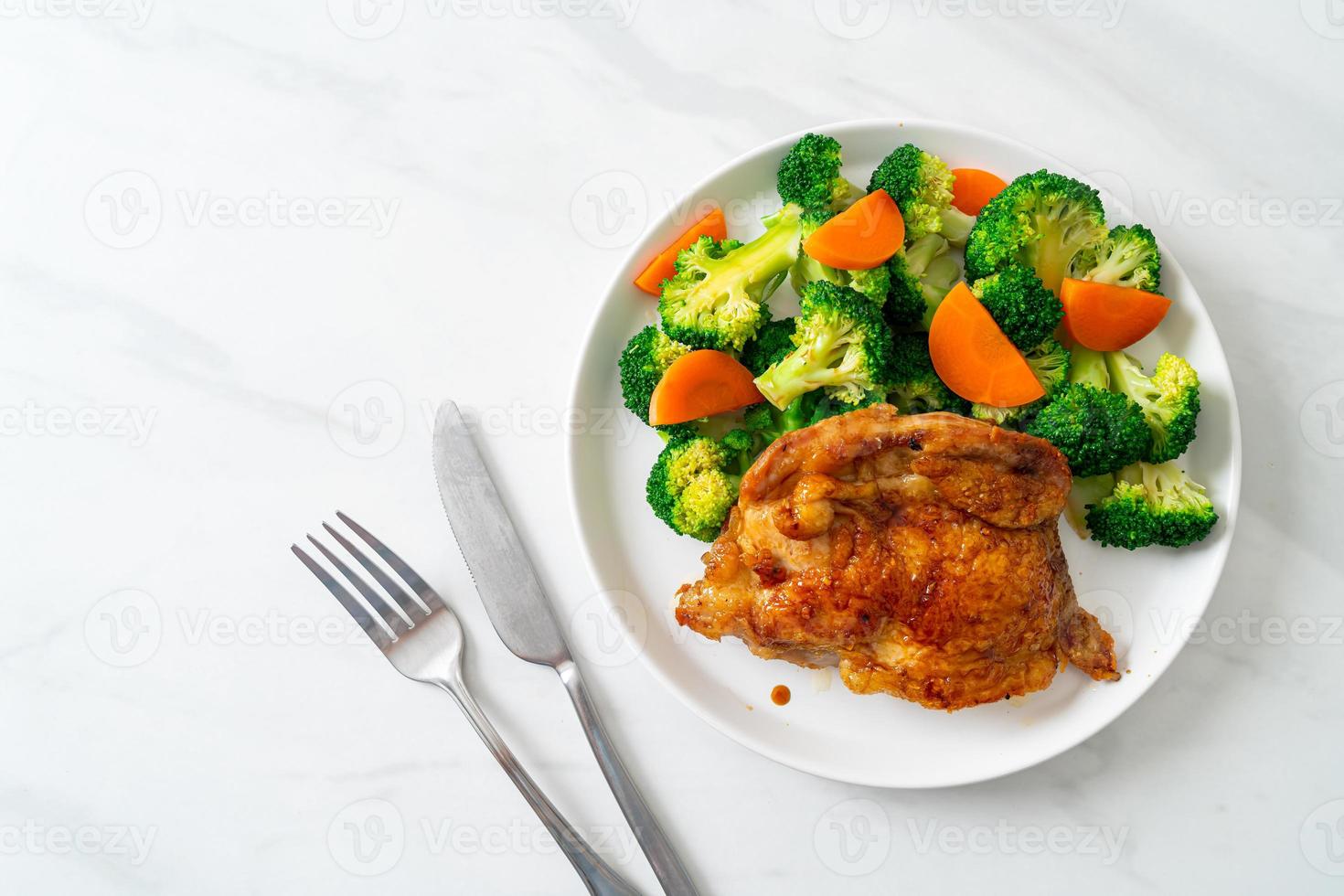 Teriyaki-Hähnchensteak mit Brokkoli und Karotte foto