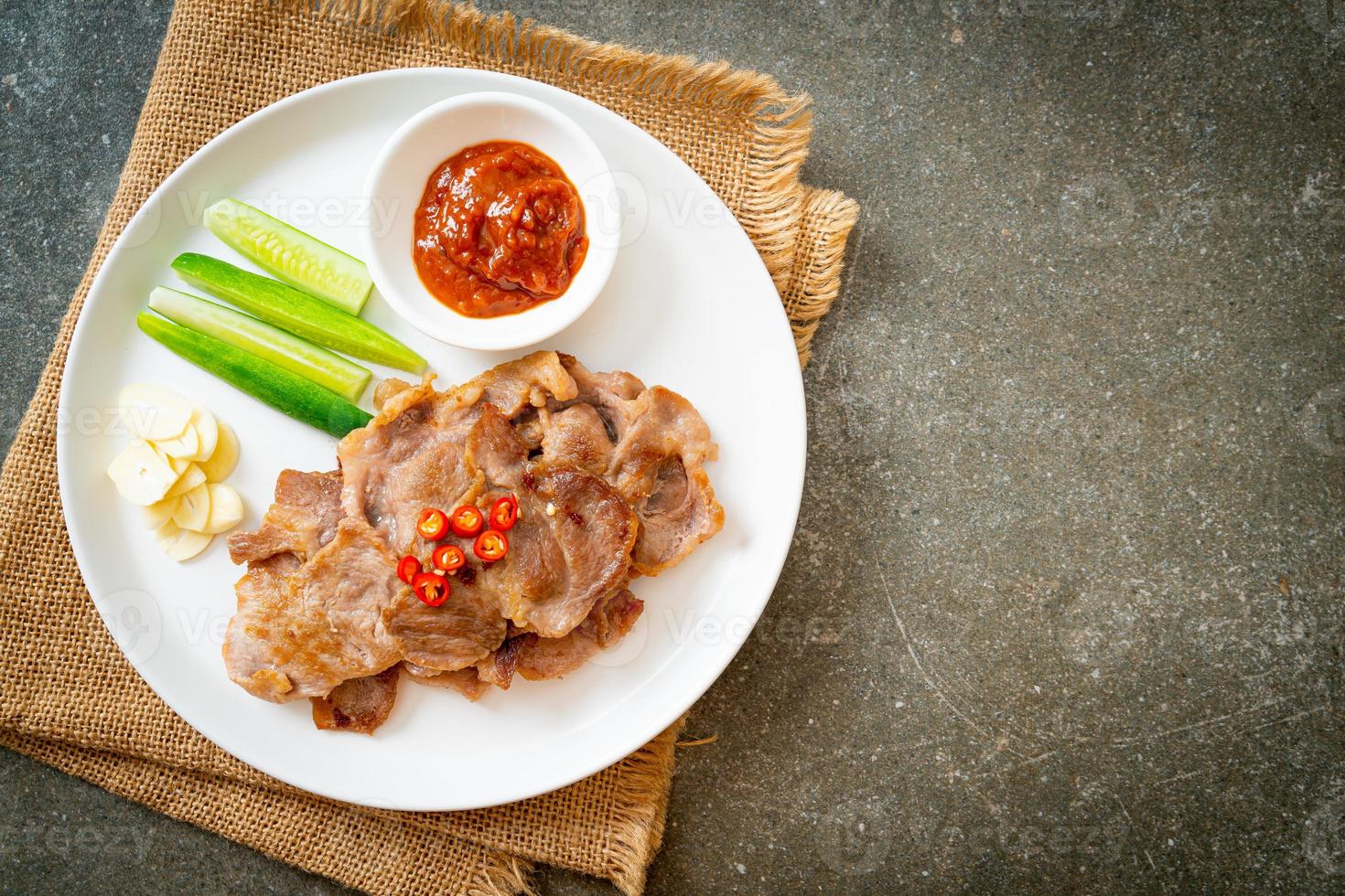 gegrillter Schweinenacken auf Teller nach asiatischer Art geschnitten foto