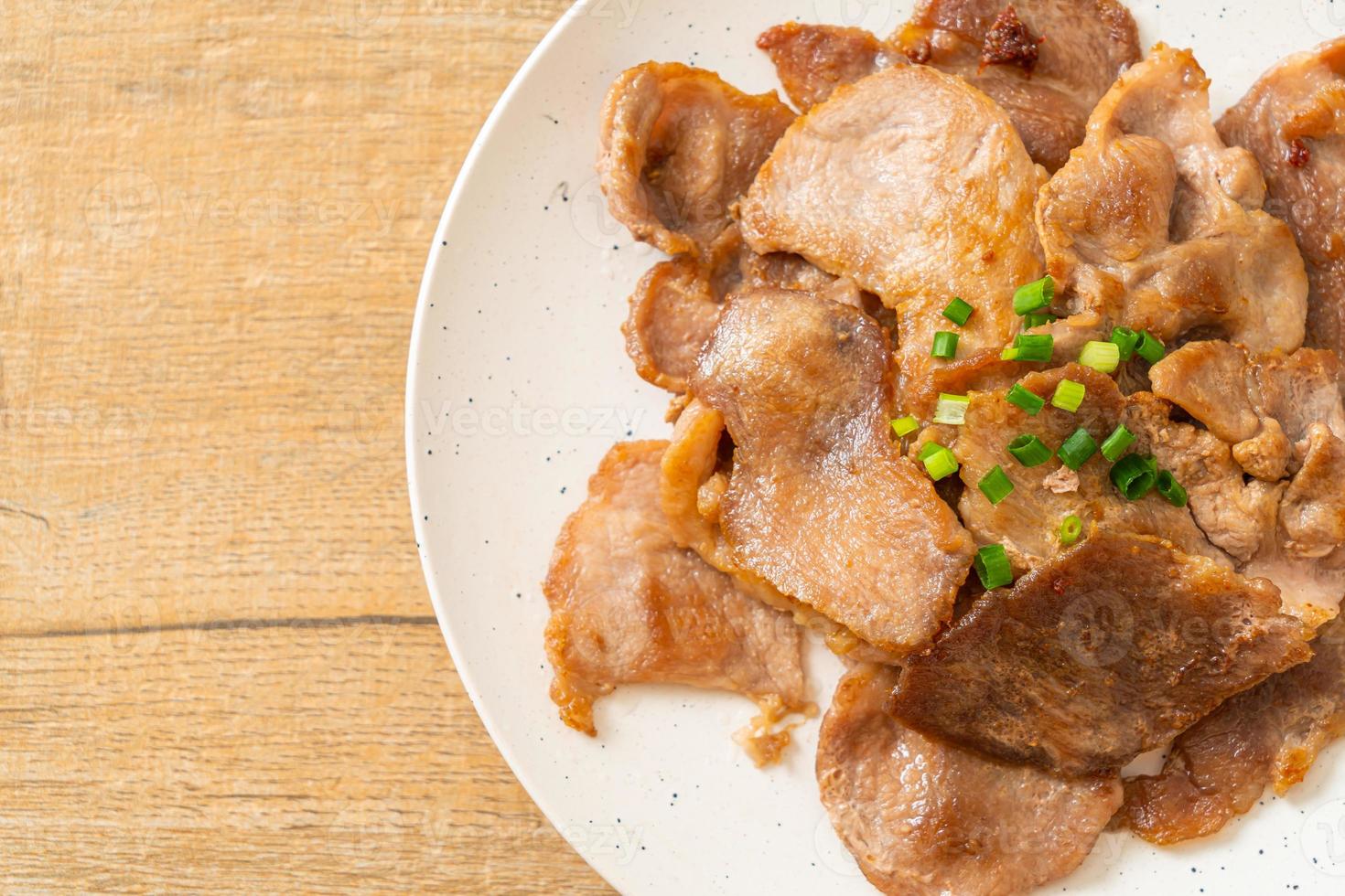 gegrillter Schweinenacken auf Teller nach asiatischer Art geschnitten foto