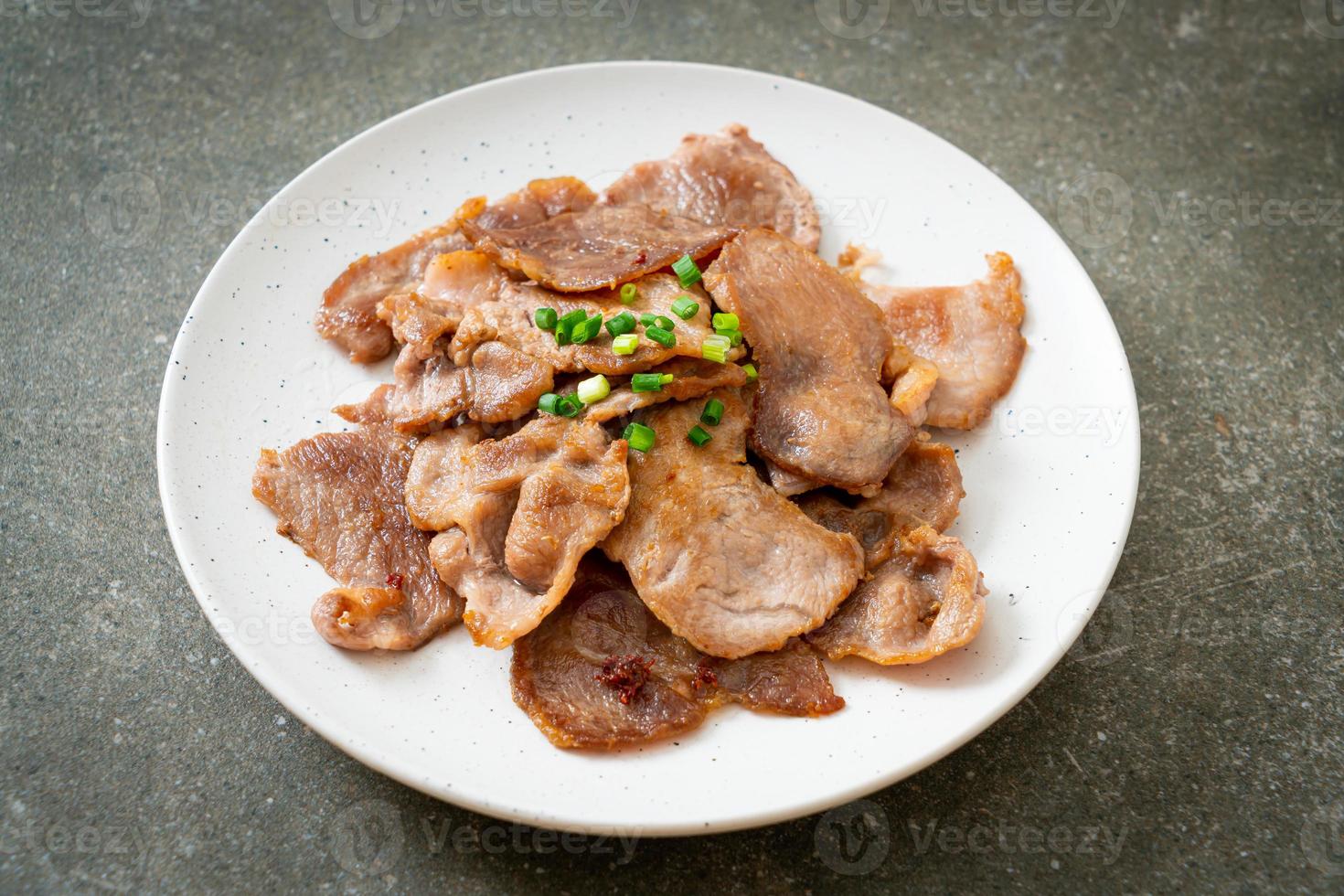 gegrillter Schweinenacken auf Teller nach asiatischer Art geschnitten foto