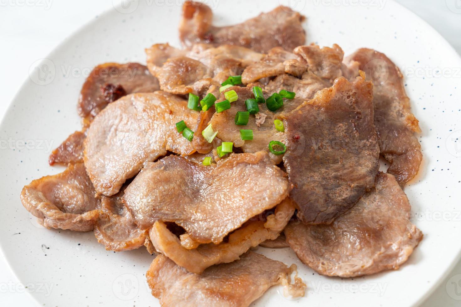 gegrillter Schweinenacken auf Teller nach asiatischer Art geschnitten foto