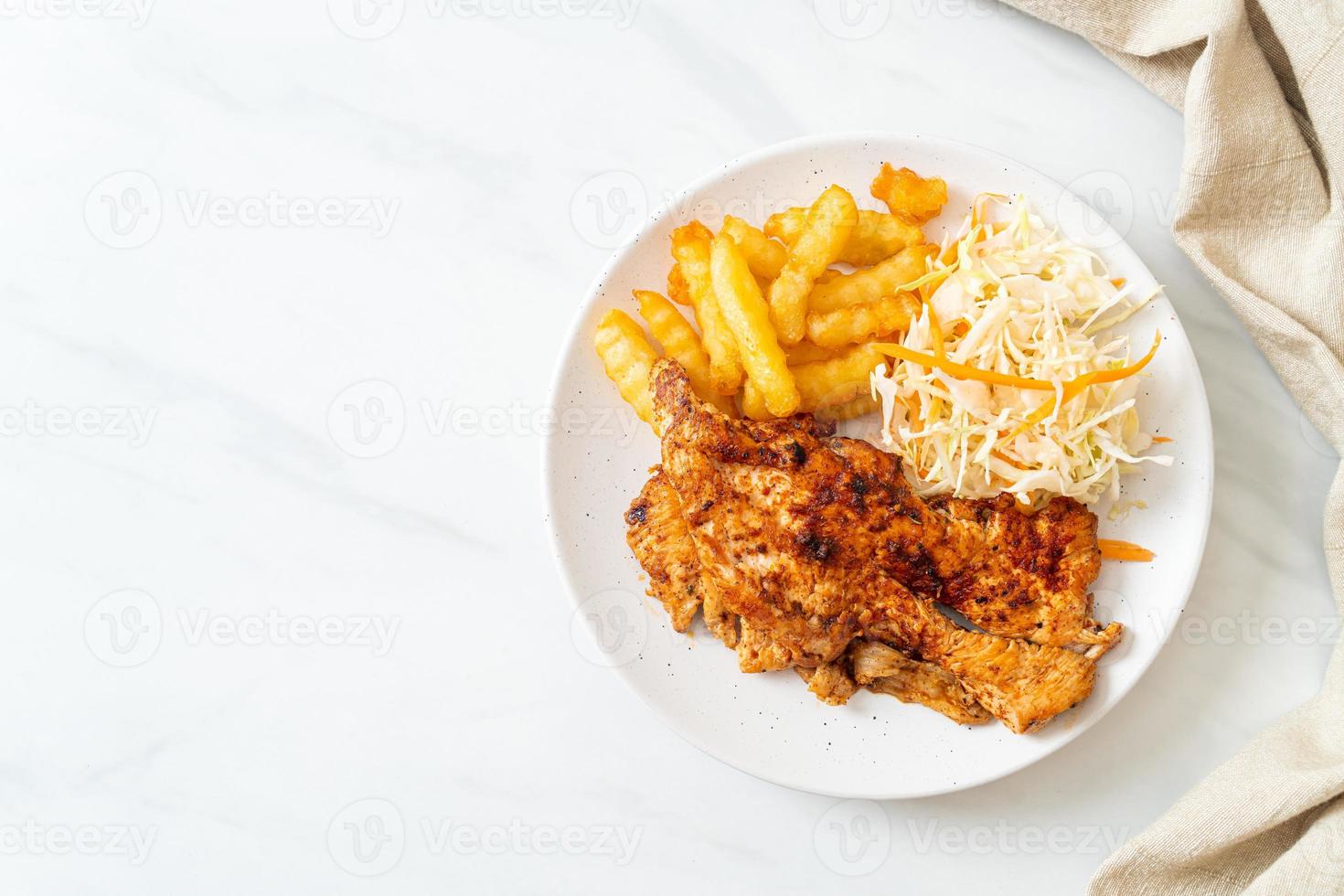 gegrilltes würziges Barbecue Chicken Steak mit Pommes frites foto