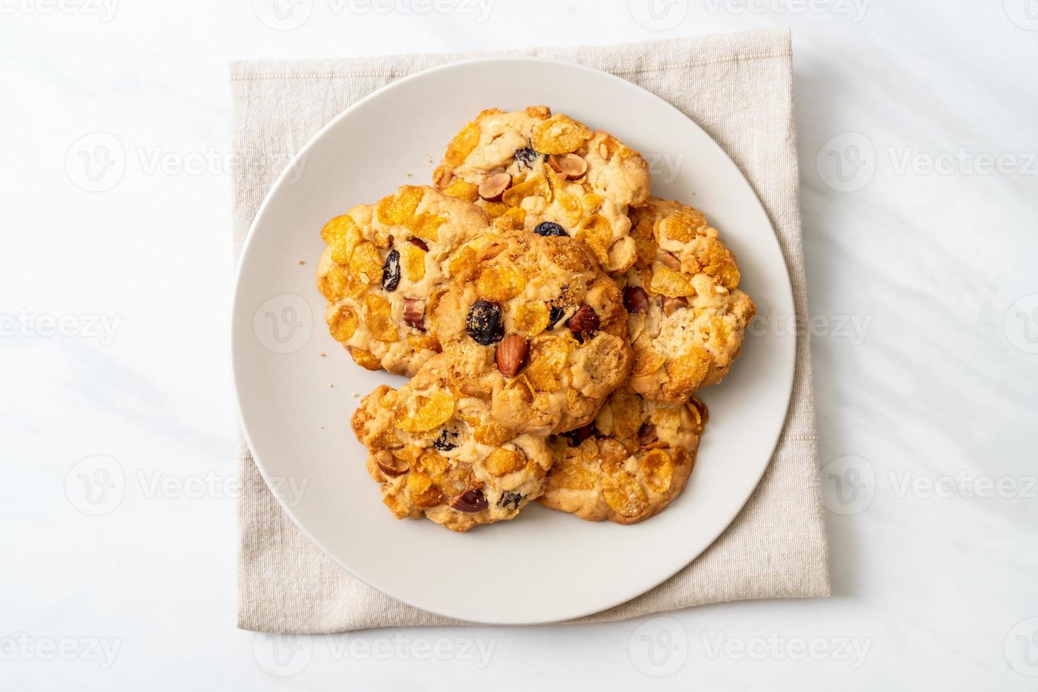 hausgemachte Kekse mit Cornflakes Rosinen und Mandeln foto