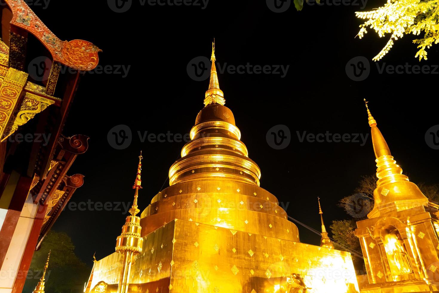 schöne architektur im wat phra singen waramahavihan tempel nachts in der provinz chiang mai, thailand foto