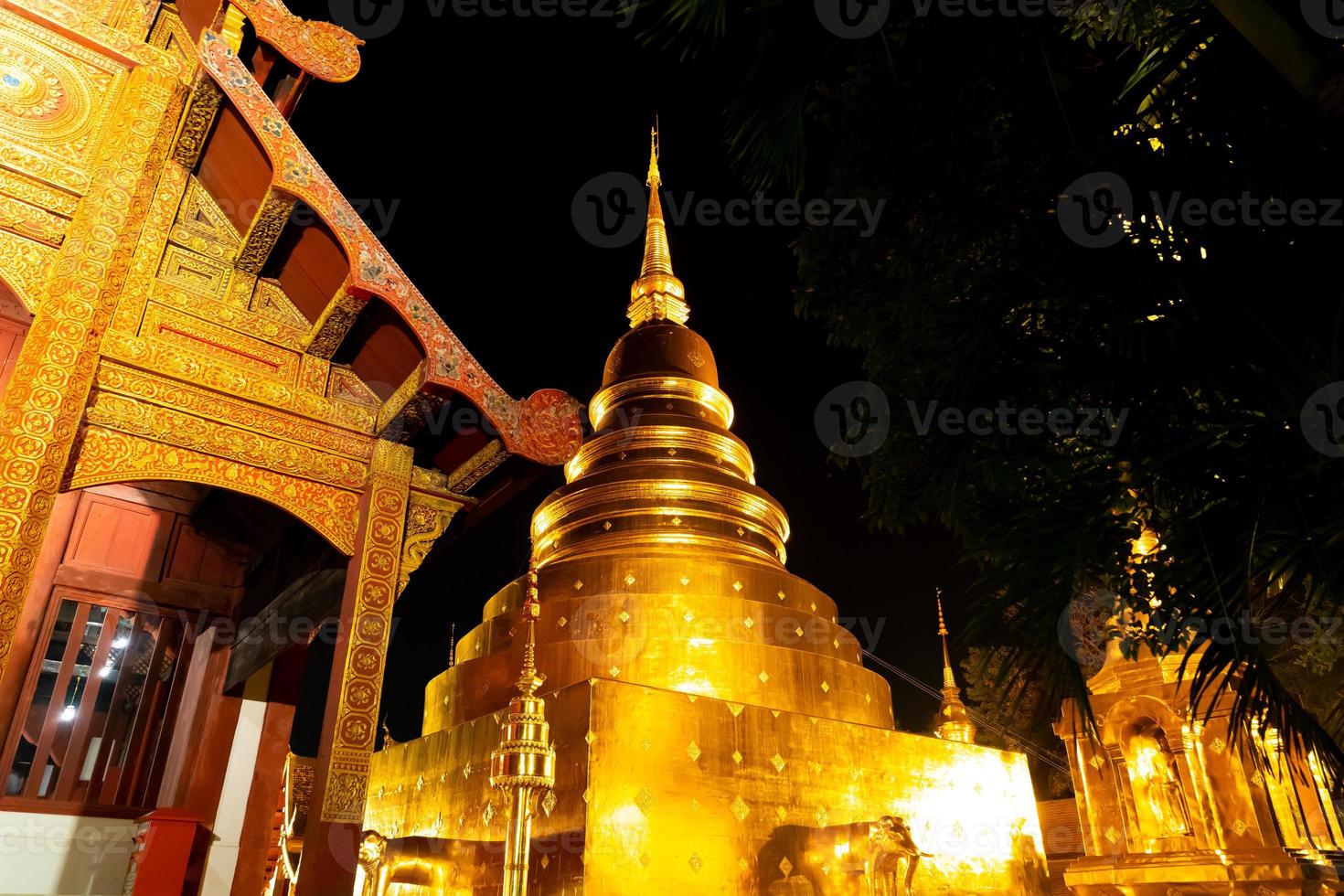 schöne architektur im wat phra singen waramahavihan tempel nachts in der provinz chiang mai, thailand foto