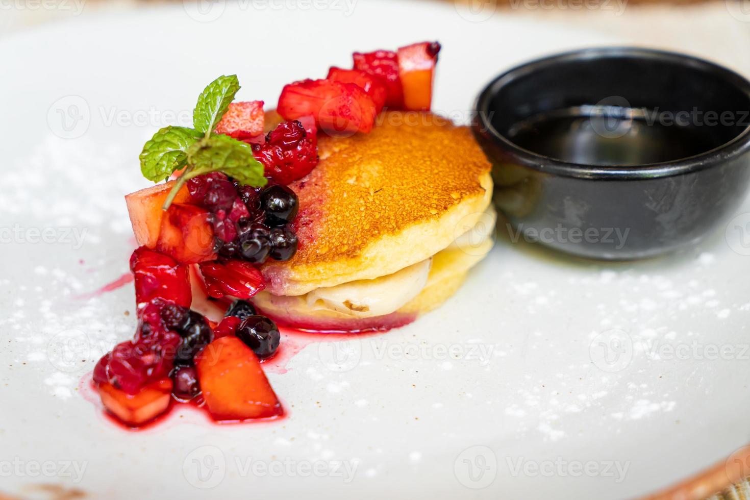 Pfannkuchen mit frischer Erdbeer-Ahorn-Sauce foto