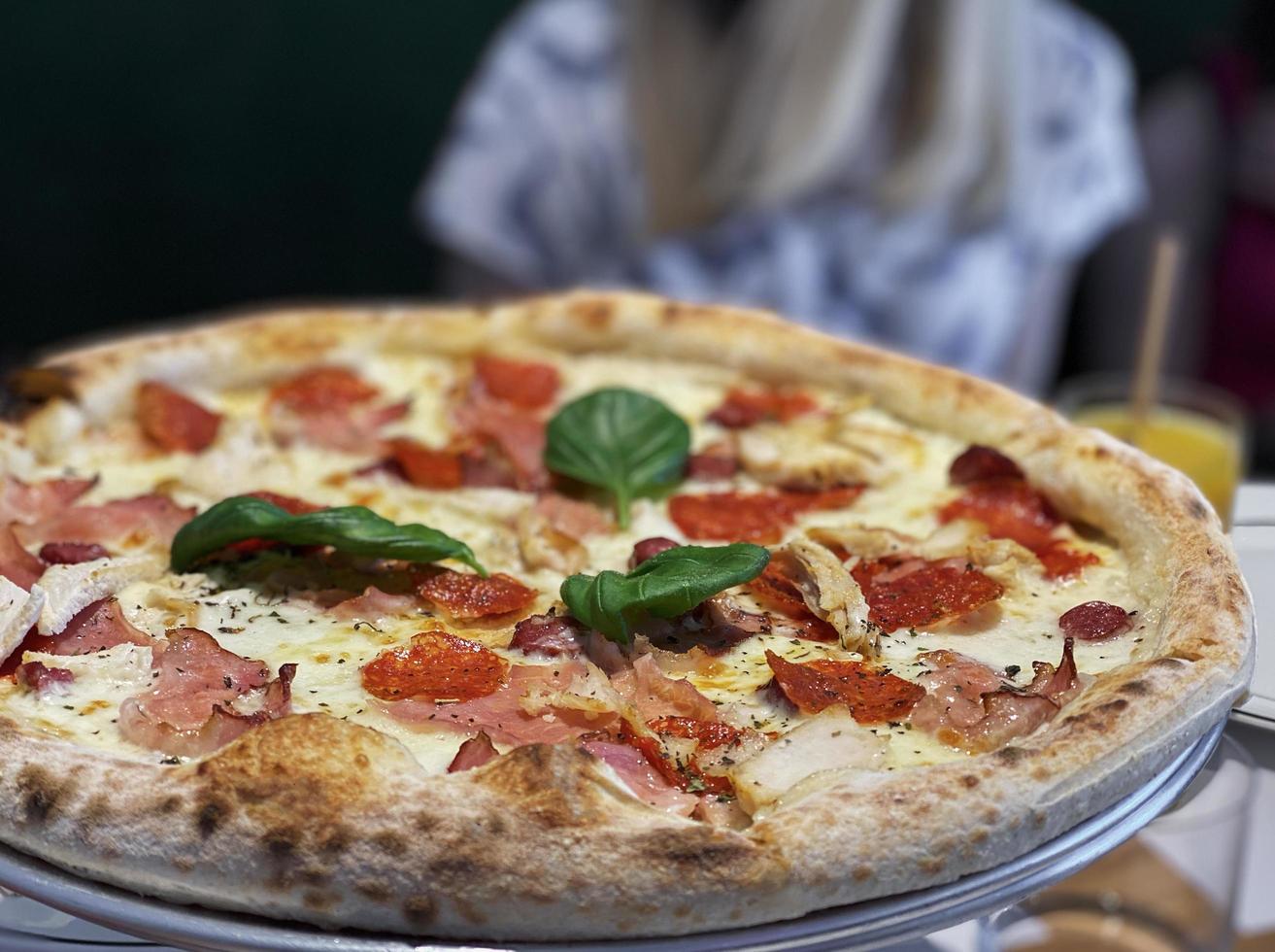 Pizza mit Pizzasauce, Mozzarella und Peperoni. foto