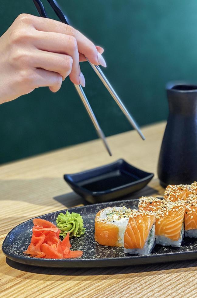 Sushi-Rolle essen foto