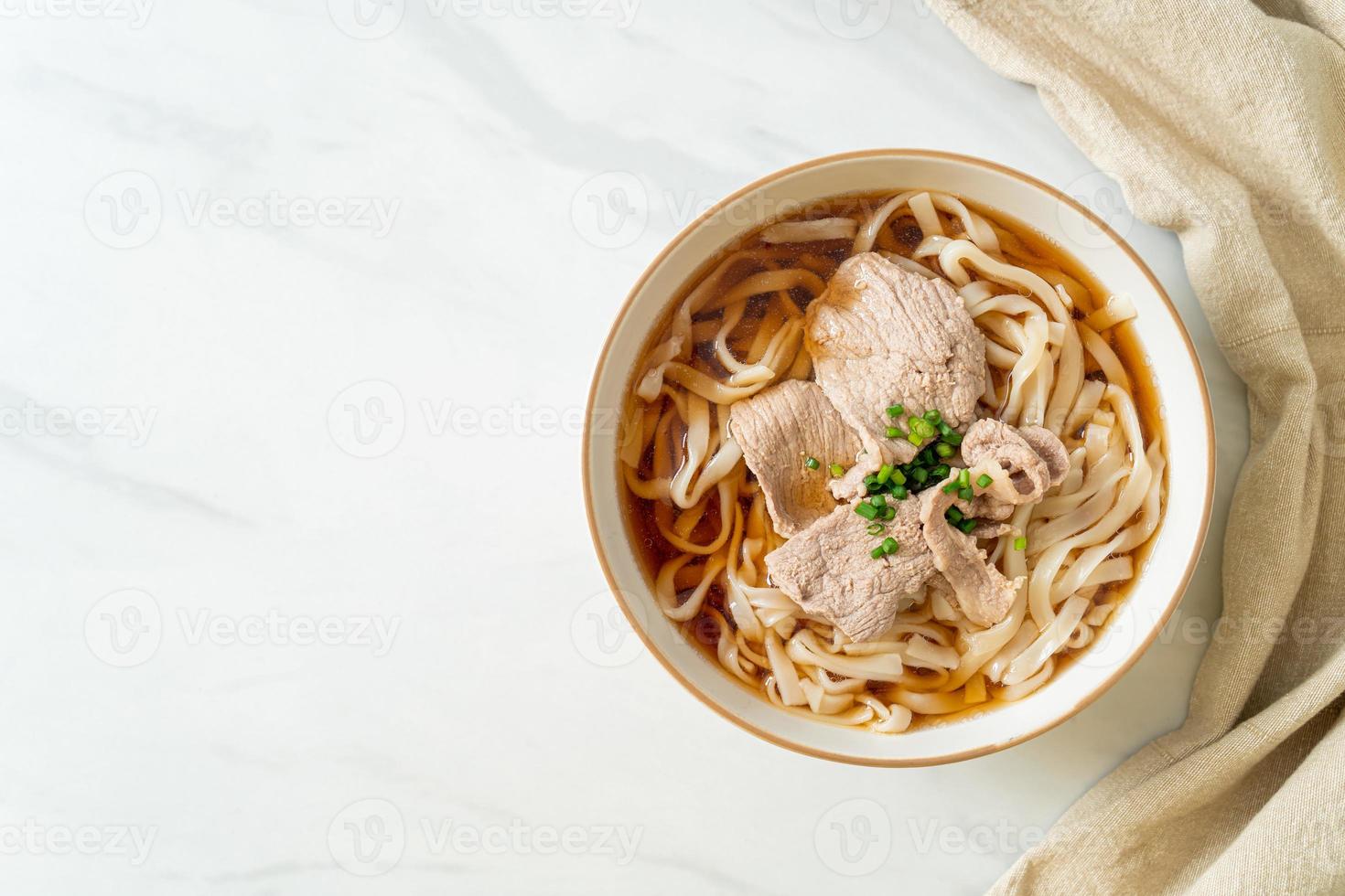 hausgemachte Udon-Ramen-Nudeln mit Schweinefleisch in Soja- oder Shoyu-Suppe foto